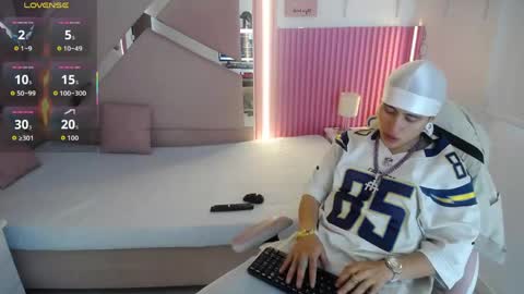 Snapshot of oblivionlove chatting on May 28, 9:56 pm oblivionlove online show from May 28, 9:56 pm