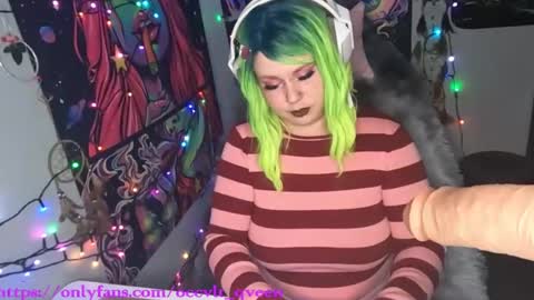 Snapshot of occvlt_qveen chatting on February 6, 12:11 am occvlt qveen online show from February 6, 12:11 am