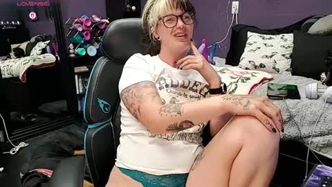 Snapshot of oddywithabody chatting on May 4, 5:58 am Oddy With A Body online show from May 4, 5:58 am