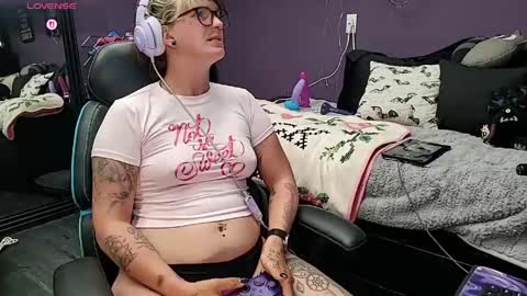 Snapshot of oddywithabody chatting on May 5, 12:18 am Oddy With A Body online show from May 5, 12:18 am