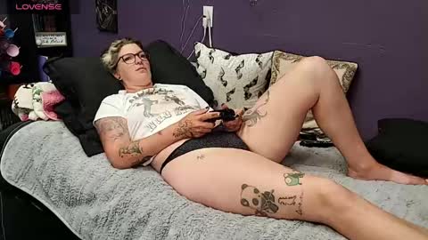 Snapshot of oddywithabody chatting on June 3, 12:35 am Oddy With A Body online show from June 3, 12:35 am