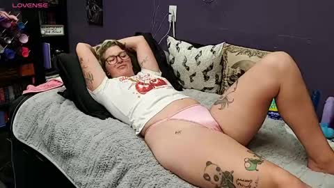 Snapshot of oddywithabody chatting on June 4, 6:52 am Oddy With A Body online show from June 4, 6:52 am