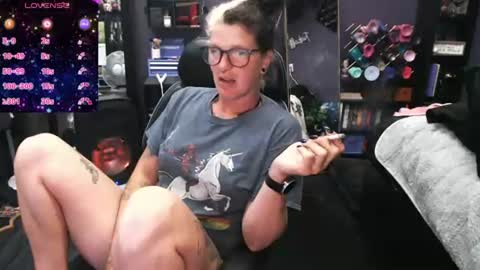 Snapshot of oddywithabody chatting on June 24, 4:11 am Oddy With A Body online show from June 24, 4:11 am