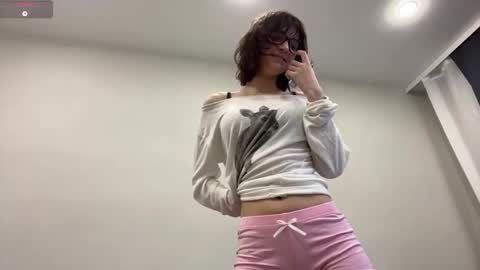 Snapshot of odettehatt chatting on February 18, 4:52 am Thea online show from February 18, 4:52 am