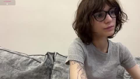 Snapshot of odettehatt chatting on February 25, 4:33 am Thea online show from February 25, 4:33 am