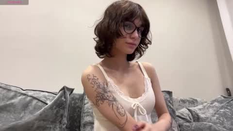 Snapshot of odettehatt chatting on February 27, 4:45 am Thea online show from February 27, 4:45 am