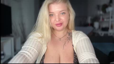 Snapshot of odriolsen chatting on April 23, 12:29 pm Odri online show from April 23, 12:29 pm