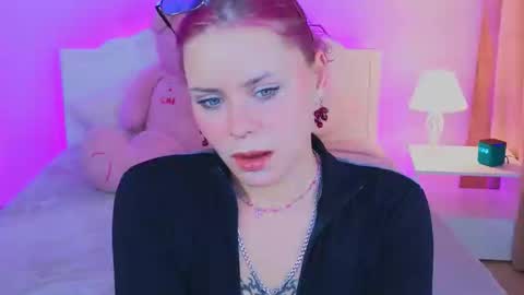 Snapshot of ofelia_rose chatting on October 10, 9:52 am Ofelia 3 online show from October 10, 9:52 am