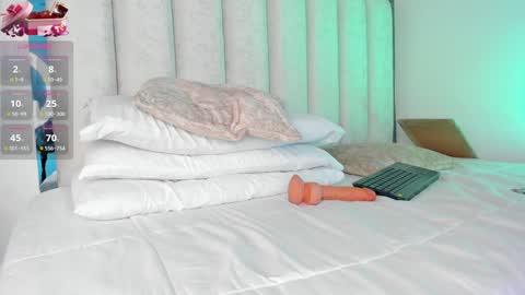 Holly online show from December 28, 1:50 am