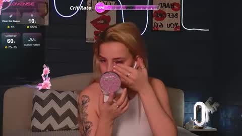 Snapshot of oh_my_julia chatting on November 2, 3:25 pm oh_my_julia online show from November 2, 3:25 pm