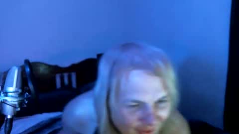 Snapshot of ohellesbells chatting on June 6, 8:30 am ohellesbells online show from June 6, 8:30 am