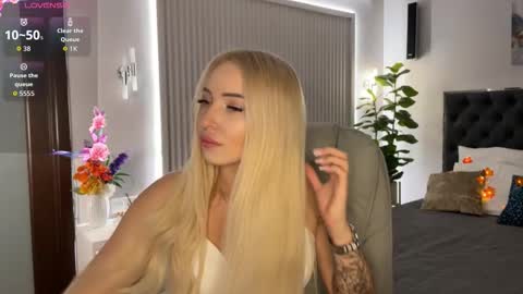 Snapshot of ohmyemma chatting on October 3, 11:46 pm Emma online show from October 3, 11:46 pm