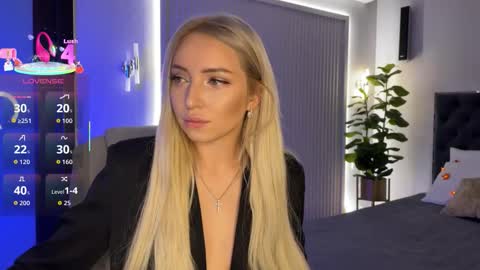 Snapshot of ohmyemma chatting on October 18, 1:30 am Emma online show from October 18, 1:30 am