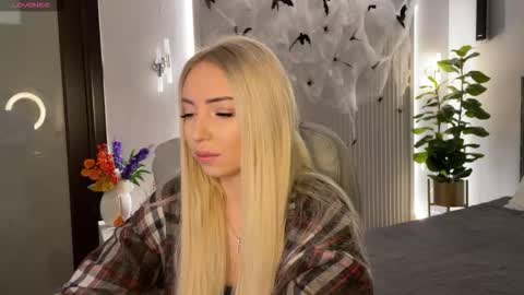 Snapshot of ohmyemma chatting on October 27, 1:09 am Emma online show from October 27, 1:09 am