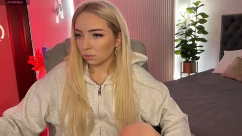 Snapshot of ohmyemma chatting on November 3, 1:19 am Emma online show from November 3, 1:19 am