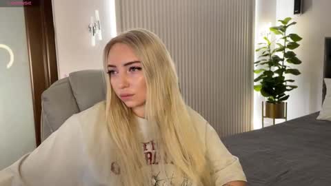 Snapshot of ohmyemma chatting on November 17, 1:55 am Emma online show from November 17, 1:55 am