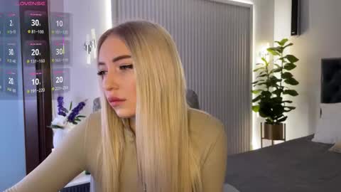 Snapshot of ohmyemma chatting on November 21, 1:04 am Emma online show from November 21, 1:04 am