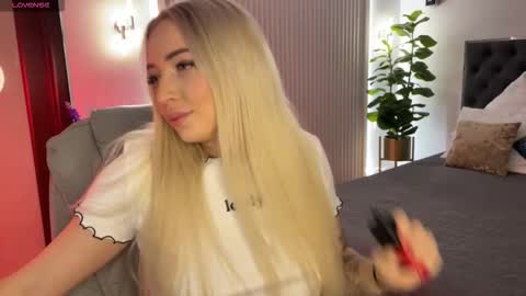 Snapshot of ohmyemma chatting on November 26, 1:17 am Emma online show from November 26, 1:17 am