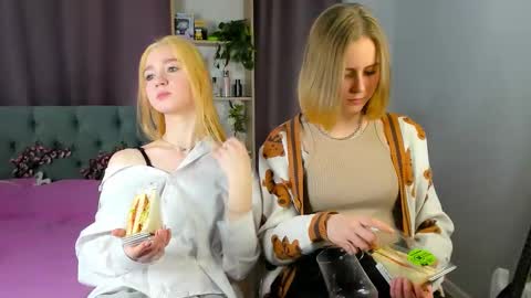 Snapshot of ohpeliadark chatting on March 11, 12:55 pm Emi and Ohpi online show from March 11, 12:55 pm