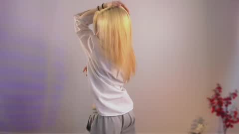 Snapshot of ohpeliadark chatting on March 24, 1:27 pm Emi and Ohpi online show from March 24, 1:27 pm