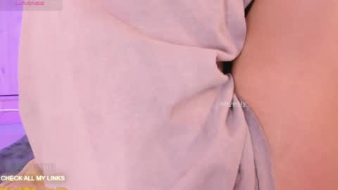 ohyesly_ online show from June 18, 1:26 pm