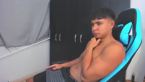 Oliver bray online show from December 1, 10:37 pm