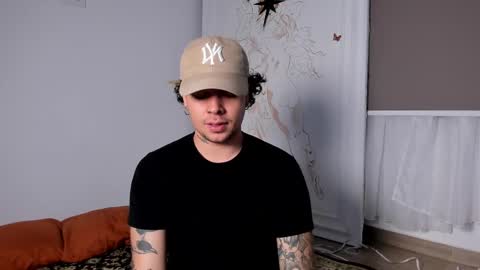 Snapshot of oliver_usher chatting on December 8, 11:08 pm Mr Blue Sky online show from December 8, 11:08 pm