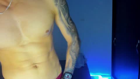 Snapshot of oliverbennet chatting on February 28, 11:23 pm Oliver bennet online show from February 28, 11:23 pm