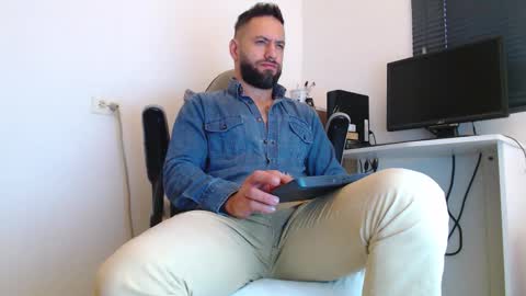 Snapshot of oliverdrew1 chatting on February 20, 3:56 pm oliver online show from February 20, 3:56 pm