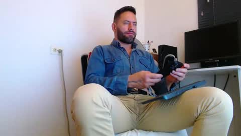 Snapshot of oliverdrew1 chatting on March 31, 2:50 pm oliver online show from March 31, 2:50 pm