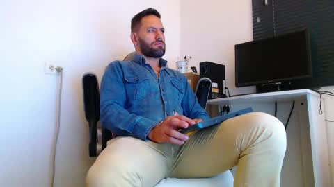 Snapshot of oliverdrew1 chatting on April 1, 1:23 pm oliver online show from April 1, 1:23 pm