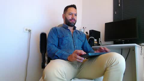 Snapshot of oliverdrew1 chatting on April 3, 1:42 pm oliver online show from April 3, 1:42 pm