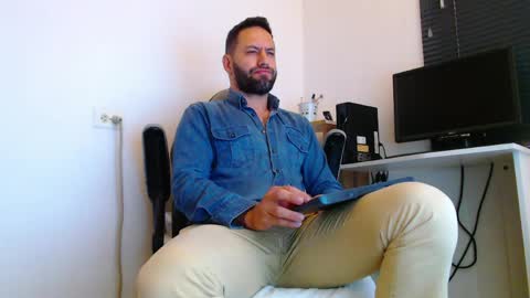Snapshot of oliverdrew1 chatting on April 6, 1:34 pm oliver online show from April 6, 1:34 pm