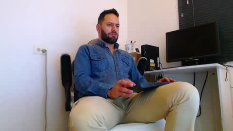 Snapshot of oliverdrew1 chatting on April 7, 2:28 pm oliver online show from April 7, 2:28 pm