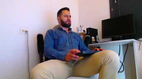 Snapshot of oliverdrew1 chatting on April 8, 1:55 pm oliver online show from April 8, 1:55 pm