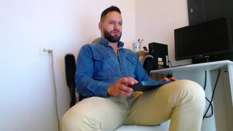 Snapshot of oliverdrew1 chatting on April 9, 2:00 pm oliver online show from April 9, 2:00 pm