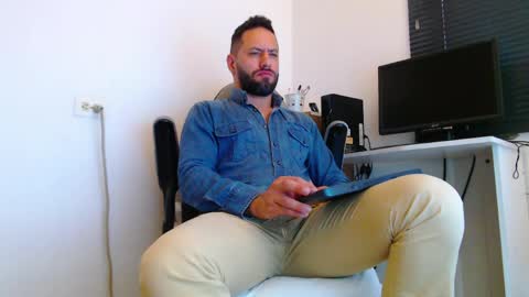 Snapshot of oliverdrew1 chatting on April 13, 3:39 pm oliver online show from April 13, 3:39 pm