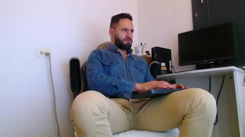 Snapshot of oliverdrew1 chatting on April 14, 2:12 pm oliver online show from April 14, 2:12 pm