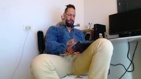 Snapshot of oliverdrew1 chatting on May 2, 1:38 pm oliver online show from May 2, 1:38 pm
