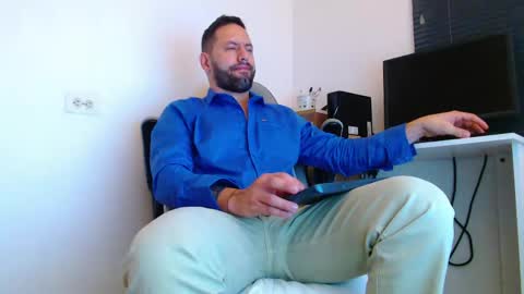 Snapshot of oliverdrew1 chatting on May 4, 4:36 pm oliver online show from May 4, 4:36 pm