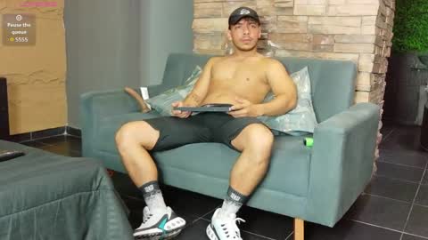 Snapshot of oliverwyse chatting on May 25, 12:44 pm Oliver online show from May 25, 12:44 pm