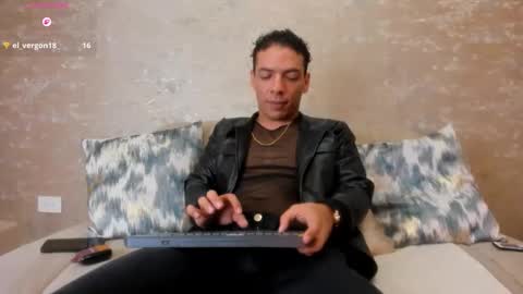 Snapshot of oliverwyse chatting on June 5, 11:43 pm Oliver online show from June 5, 11:43 pm