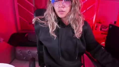 Snapshot of olivia_fox69 chatting on February 14, 4:09 am OLIVIA online show from February 14, 4:09 am