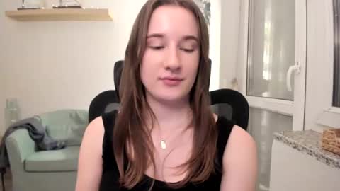 Snapshot of oliviaaa2003 chatting on February 16, 9:16 pm Oliwiaa2004 online show from February 16, 9:16 pm