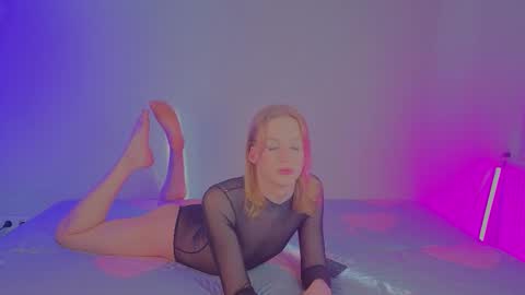 Snapshot of oliviaapink chatting on March 27, 3:12 am oliviaapink online show from March 27, 3:12 am