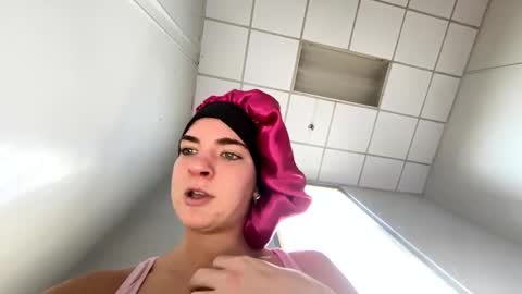 oliviaaraee online show from February 6, 5:16 pm