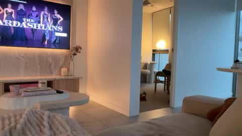 Olivia Brookes online show from November 9, 7:50 am