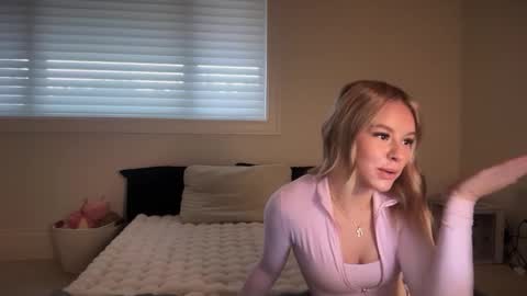 oliviacarterrr online show from December 3, 8:18 pm