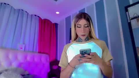 oliviahot01 online show from April 25, 1:41 am