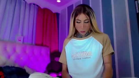 oliviahot01 online show from April 30, 1:56 am